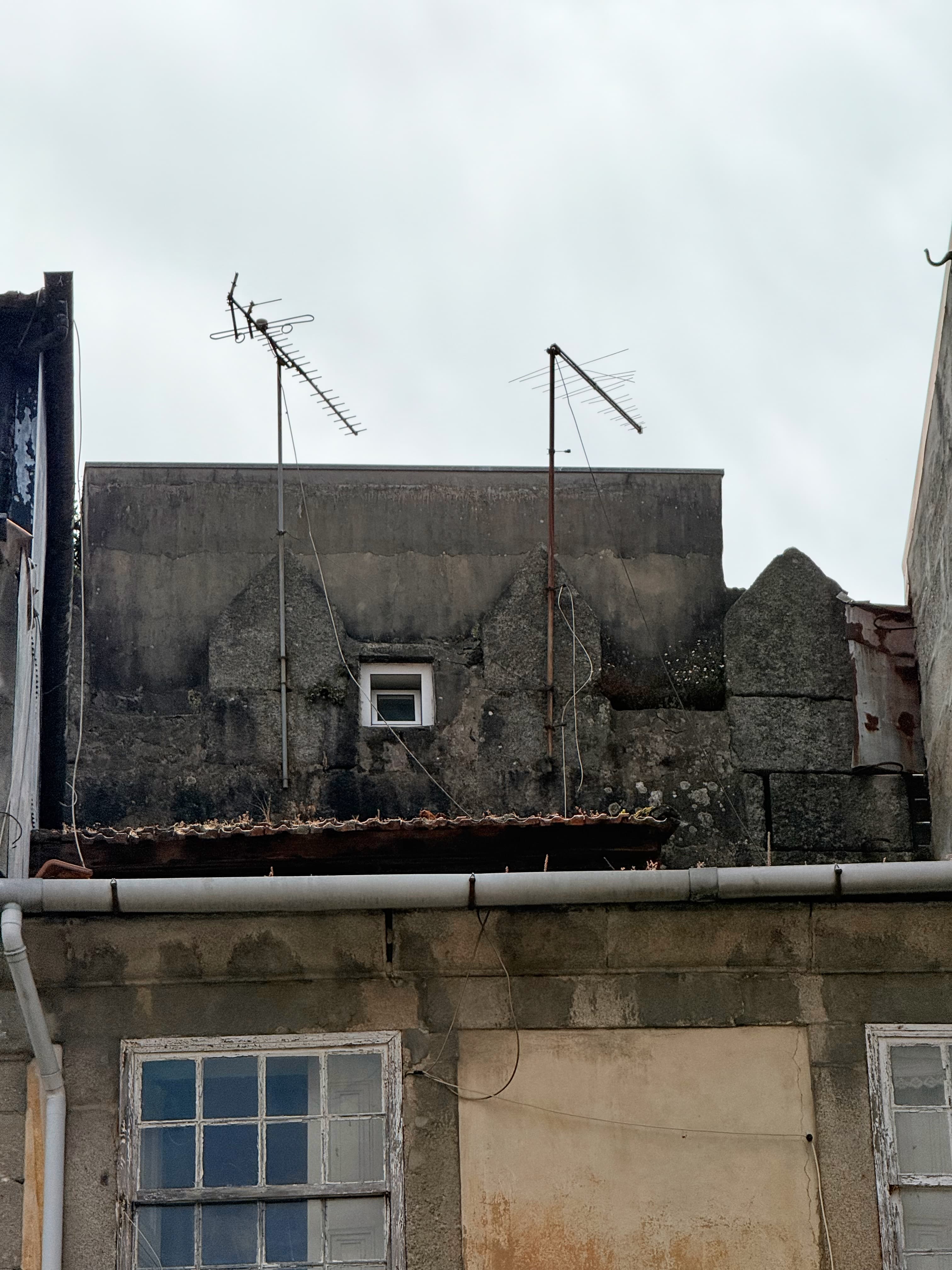 A detailed look at the ancient defensive wall preserved on top of the house.